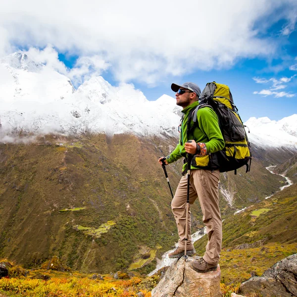 Himalaya dağlarında yürüyüş — Stok fotoğraf