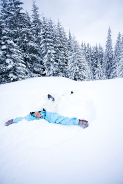 Karda yalan uzun yürüyüşe çıkan kimse