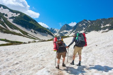 Kafkas Dağları'nda uzun yürüyüşe çıkan kimse
