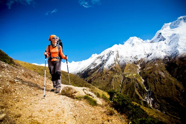 Senderismo en montañas del Himalaya — Foto de Stock