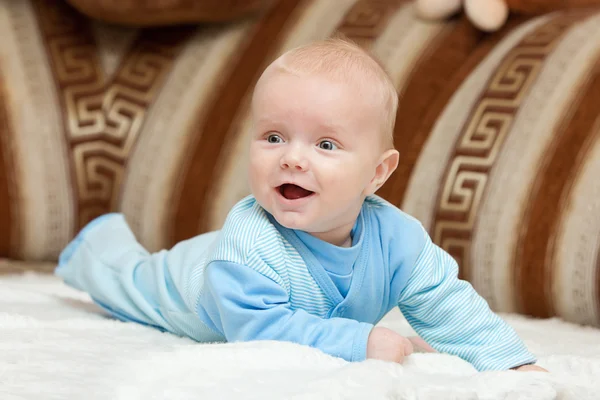 Dolce bambino ragazzo sorridente alla fotocamera — Foto Stock