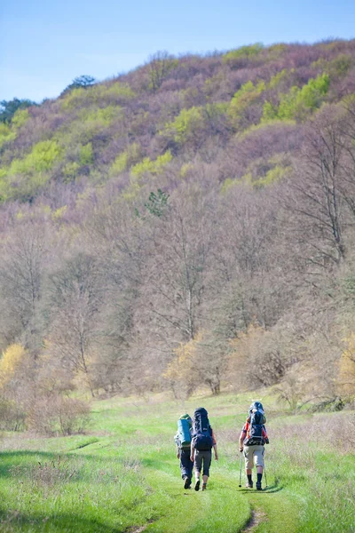 Πεζοπορία στα βουνά της Κριμαίας με το παιδί στο μεταφορέα — Φωτογραφία Αρχείου
