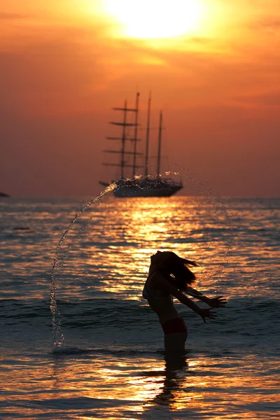 Молода жінка грає у воді — стокове фото