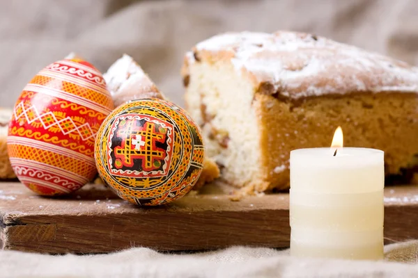 Великодній торт та яйця — стокове фото