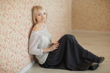 Stüdyoda poz ve kameraya gülümseyen güzel kadın