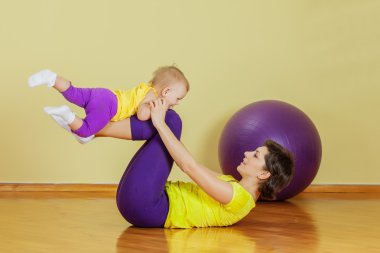 Anne kızıyla birlikte evde beden egzersizleri yapmak