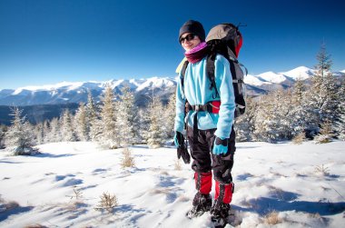 Kış dağlarında yürüyüş yapan