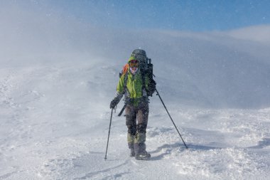 Kış Karpat dağlarında yürüyüş uzun yürüyüşe çıkan kimse