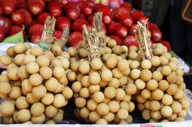 sri Lanka yerel pazarda çeşitli meyve