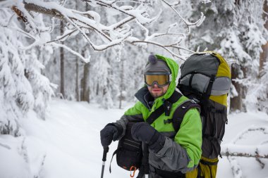 Kış Karpat dağlarında yürüyüş uzun yürüyüşe çıkan kimse