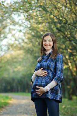 parkta mutlu hamile kadın