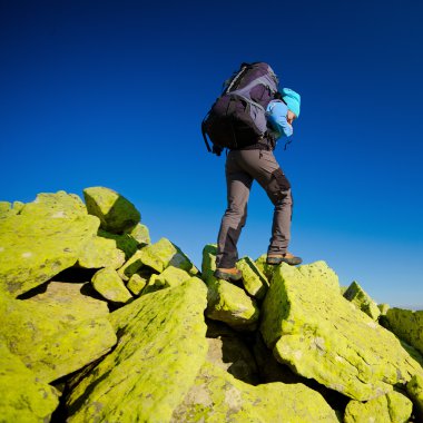 Sonbahar dağlarda yürüyüş uzun yürüyüşe çıkan kimse