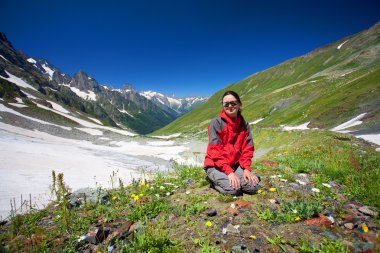 Kafkas Dağları'nda uzun yürüyüşe çıkan kimse