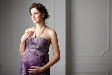 Stüdyoda poz hamile güzel kadın