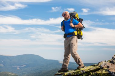 Uzun yürüyüşe çıkan kimse onun yolu Karpat Dağları içinde yapar.