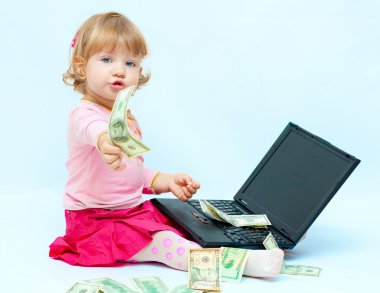 Çocuk kızla para Doları banknot ve dizüstü