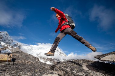 Nepal'deki Everest yakınındaki kayada uzun yürüyüşe çıkan kimse atlar