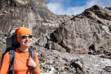 Himalayalar, Nepal Trek kamera poz uzun yürüyüşe çıkan kimse