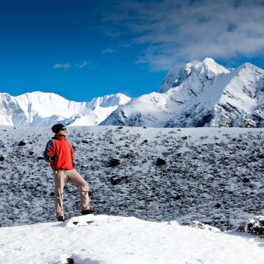 Himalaya dağlarında yürüyüş