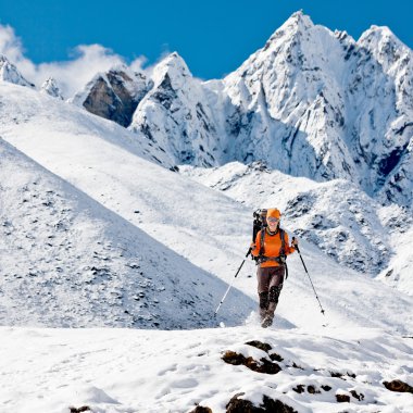Himalaya dağlarında yürüyüş
