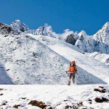 Himalaya dağlarında yürüyüş