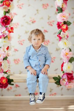 Retro tarz stüdyoda poz erkek bebek