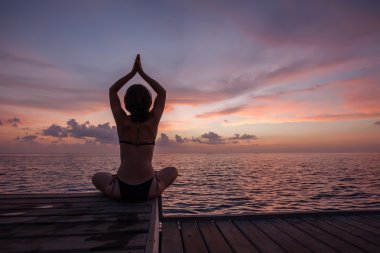 Kafkas kadın pratik yoga, deniz kıyısı