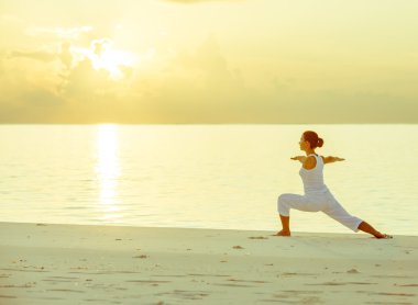 Kafkas kadın pratik yoga, deniz kıyısı