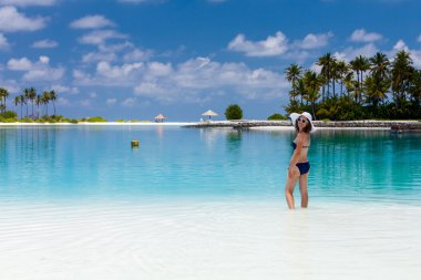 Beyaz kadın güzel deniz kıyısı aittir