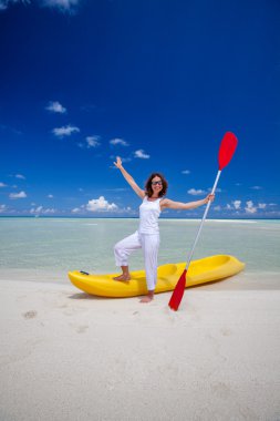 Genç Kafkas kadın kolları kayık yakınındaki plajda
