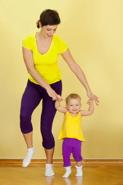 Mãe faz exercícios de fitness junto com seu bebê — Fotografia de Stock