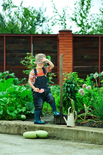 Portrét chlapce, pracuje na zahradě, v rekreačním — Stock fotografie
