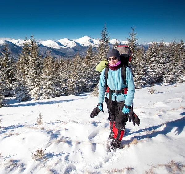 Turista v zimních horách — Stock fotografie