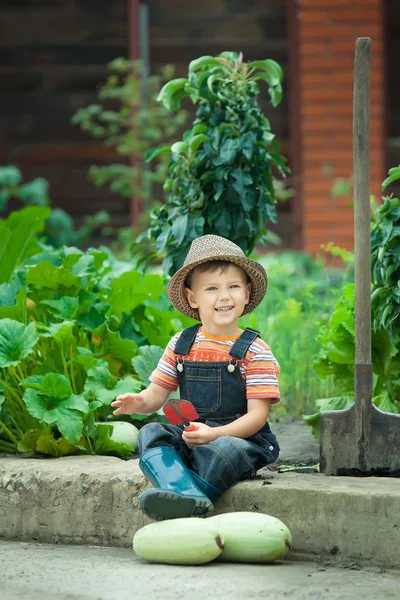 Portret van een jongen die werken in de tuin in vakantie — Stockfoto