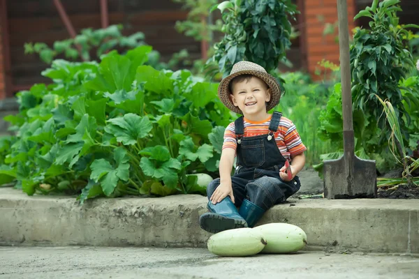 Portret van een jongen die werken in de tuin in vakantie — Stockfoto