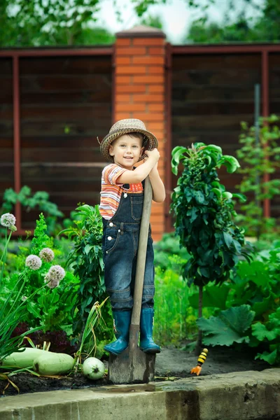 Retrato de un niño que trabaja en el jardín de vacaciones — Foto de Stock