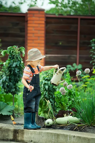 休日に庭で作業少年のポートレート — ストック写真