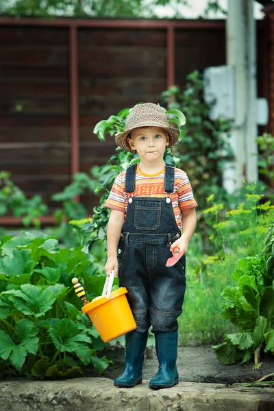 Portret chłopca, praca w ogrodzie w wakacje — Zdjęcie stockowe