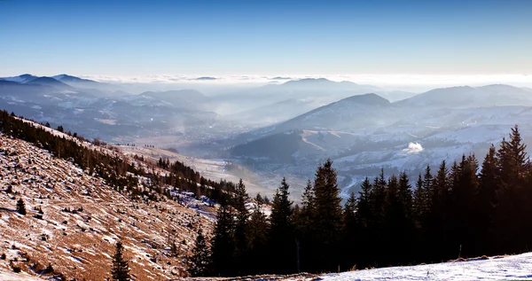 Nieve de invierno cubierto de montañas altas — Foto de Stock