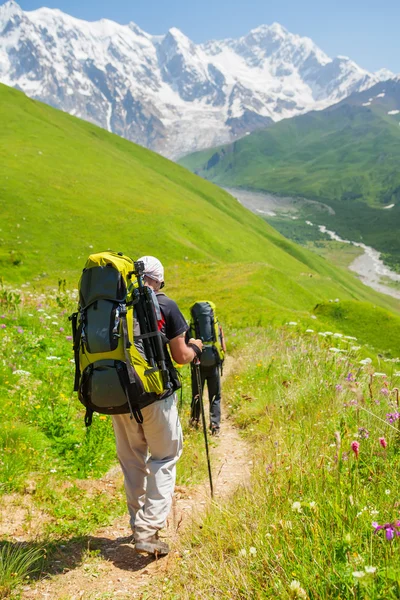 Vandrare ta en paus under vandring i Kaukasus berg, Georgien — Stockfoto