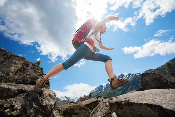 Hiker di pegunungan Altai, Federasi Rusia — Stok Foto