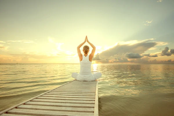 Kafkas kadın pratik yoga, deniz kıyısı — Stok fotoğraf