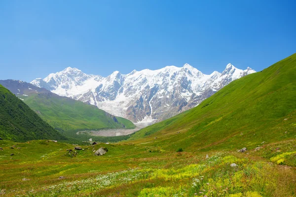 Gürcistan yüksek dağlarla güzel manzaralar — Stok fotoğraf