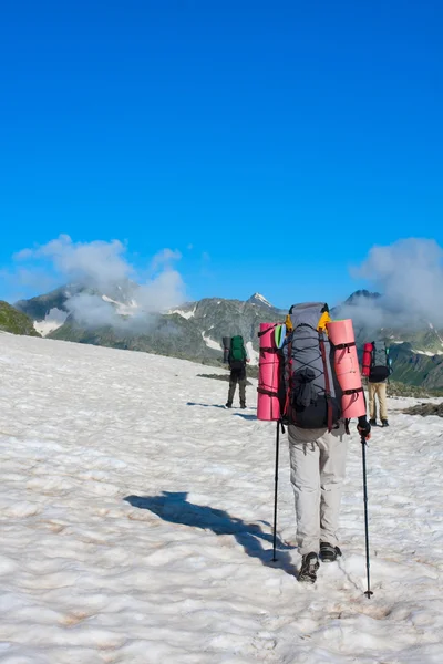 Senderista en las montañas del Cáucaso — Foto de Stock