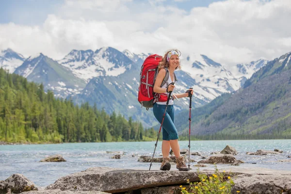 Hiker in Altai mountains — Stock Photo, Image