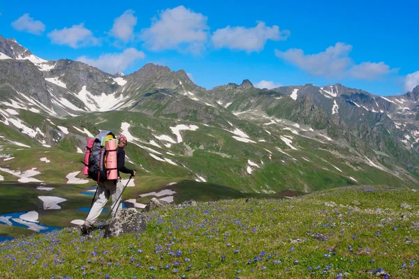 Turysta w górach Kaukazu — Zdjęcie stockowe