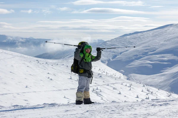 Wandern in den winterlichen Karpaten — Stockfoto