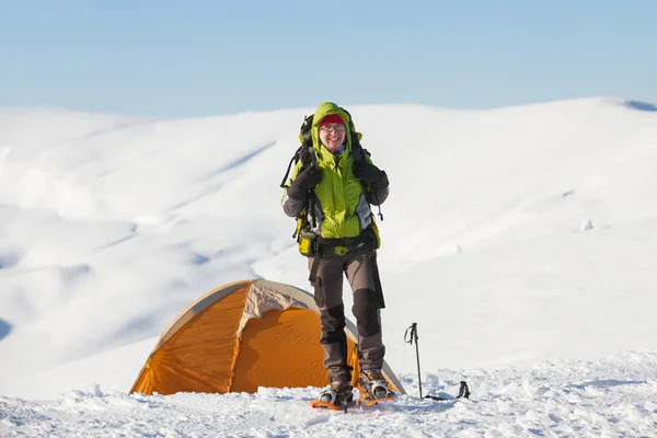 Femme raquettes en hiver Carpates — Photo