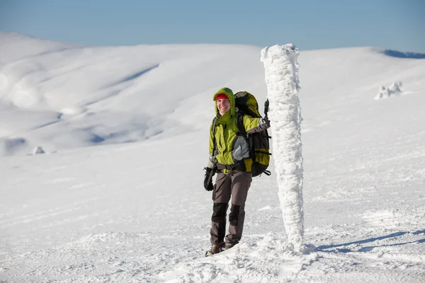 Πεζοπόρος που θέτουν σε κάμερα στα βουνά του χειμώνα — Φωτογραφία Αρχείου