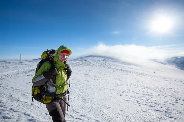 Escursionista posa a macchina in montagna d'inverno — Foto Stock